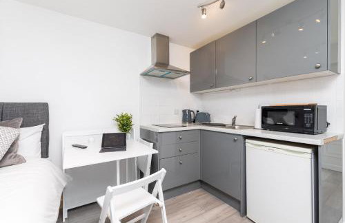 Findon- Stylish Suite 10mins close to Airport - Photo 9