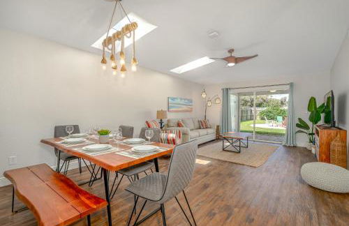 Dog Friendly Home wPrivate Fenced Yard, Garage & Fire Pit STEPS to the Beach! - Foto 1