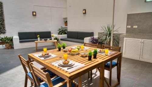 Stunning Home, AC, Beach, Backyard, 4 BR - Photo 2