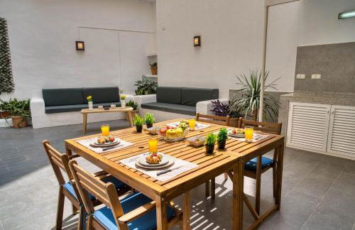 Stunning Home, AC, Beach, Backyard, 4 BR - Photo 2