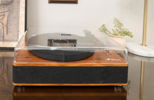 Sink into the Luxe Corner Tub at an Upscale, Spacious Home - Foto 13