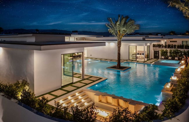 Villa Sleeps 17 w/ Pool, Firepit, Putting Green Bravo Villa 3 by Avantstay - Foto 1