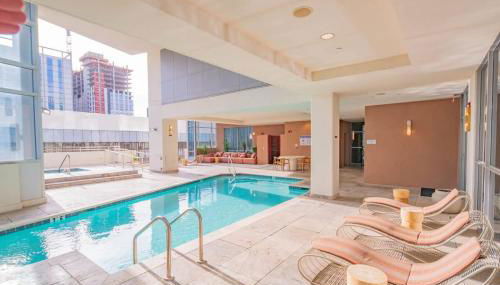 Stylish 1BR HighRise DT, Parking, Pool, Gym, W-D, Golf - Foto 3