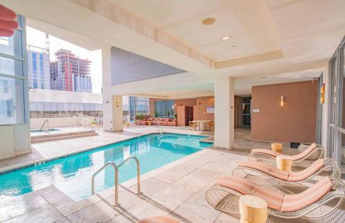 Stylish 1BR HighRise DT, Parking, Pool, Gym, W-D, Golf - Foto 3