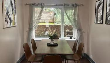 Luxurious Three-Bedroom Family Home with Free Parking - Foto 4