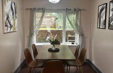 Luxurious Three-Bedroom Family Home with Free Parking - Foto 4