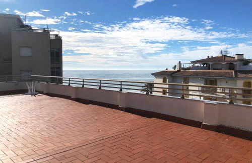 New Stunning Seaview Apartment with lovely balcony - Photo 20
