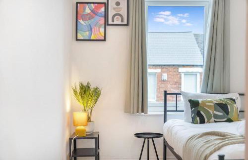 4BR House By Astra Residences Short Lets & Serviced Accommodation Stanley With Free Parking & Instant Booking - Foto 14