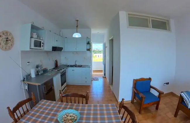 Blue House Beach Apartment - Sleeps 4 & Balcony - Photo 8