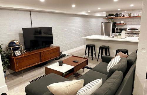Stylish English Basement Perfect for Long Stays - Foto 8
