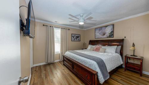3-Bedroom Home with King Bed, Smart TVs & Fenced Yard - Foto 2