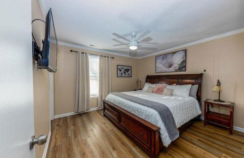 3-Bedroom Home with King Bed, Smart TVs & Fenced Yard - Foto 2