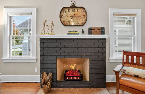 The Cherry St House|Dog Friendly |Sleeps 10 |Near MSU - Foto 10