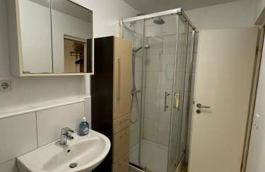 Möbliertes Zimmer mit TV, Internet & kompletter Ausstattung in Bonn-Mehlem - Photo 9