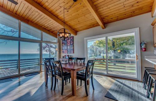 Waterfront retreat w/ wraparound deck & BBQ - Foto 16