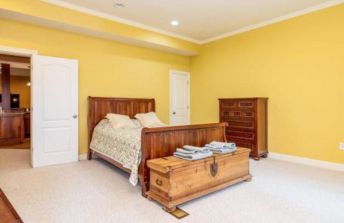 Riverbend Lodge Spacious Riverfront Home with Hot Tub Pool & Mountain view - Foto 63