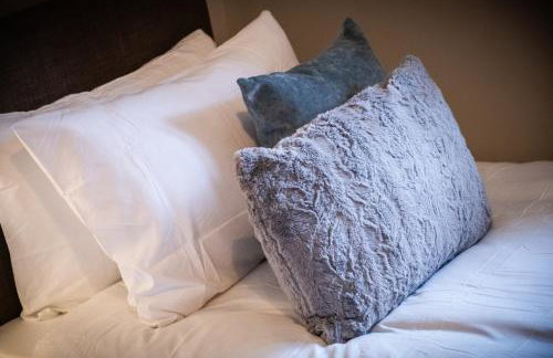 MK 2-Bedroom Contractor's Gem, 5 beds, sleeps 6, free parking - Foto 45