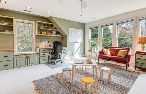 4,100-Sq-Ft Gem with Pool Table and Yard in Raleigh - Foto 21