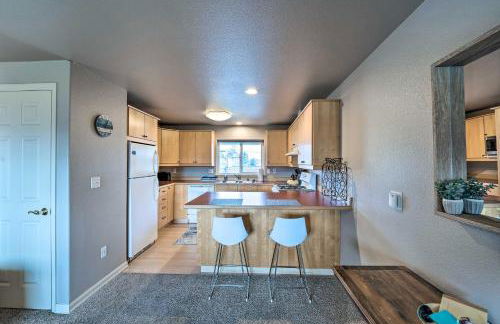 Apartment with Gas Fireplace about half Mi to Beach! - Foto 7