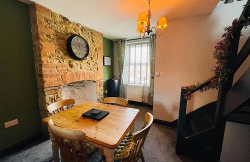 HOT TUB - Miners Cottage - edge of Brecon Beacons National Park - Heritage Town - Foto 16