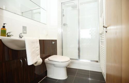 2 bedroom Apartment In Cardiff Bay with Private Parking By N And N Stays, perfect for corporate and leisure stays, long stays welcome, Scafollding currently on building, does not affect the apartment - Photo 8