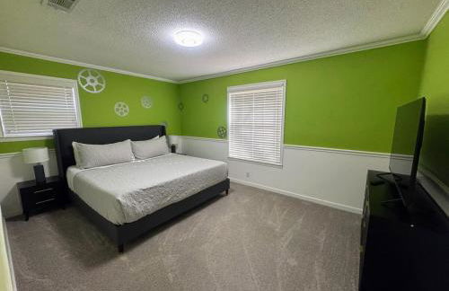 4-Bedroom Home with Private Pool in Euless - Foto 8