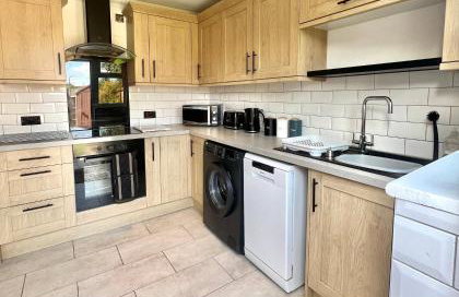 Furzton - Modern Home and Garden, Free Private Parking, TV, Sleeps 6 Guests - Photo 5