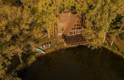 Secluded Waterfront A-Frame Cabin w/ Pvt Lake - Foto 8