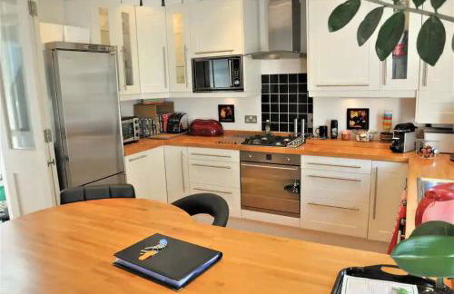 Sunny 2 bedroom, 2 bathroom Apartment with Rooftop in Central London - Photo 8