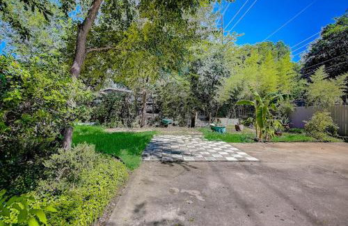 Quiet central home with enclosed yard, deck, grill, central AC, washer and dryer - Foto 30