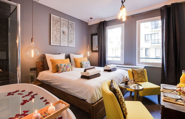 Miss Eiffel Tower - Photo 6