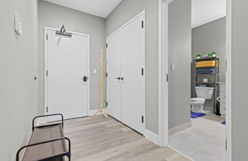 1BR • City Views • Queen + SofaBed • WiFi & 2 TVs - Photo 16