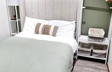 Cosy Hideaway Lodge in Glan Gwna - Photo 2