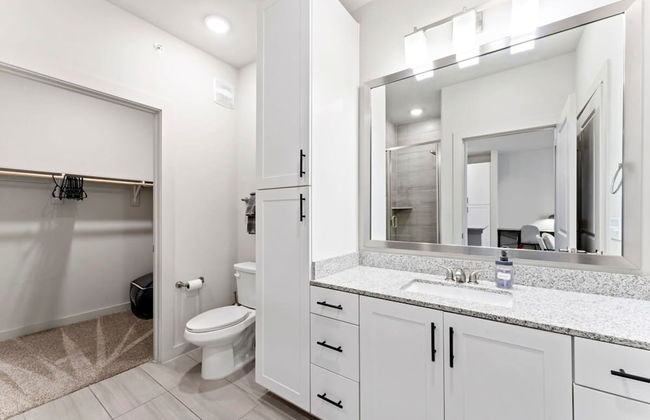 Prime Soco Quaint 1BR King Suite w Pool Parking - Photo 20