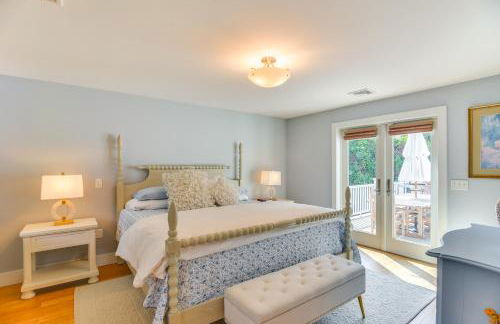 Coastal-Modern Home Less Than 3 Mi to Charlestown Beach! - Foto 13