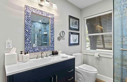 The Surf House: Stylish 2BR Haven - Foto 16