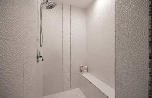 Central Location Gym Hot Tub Villa - Photo 21