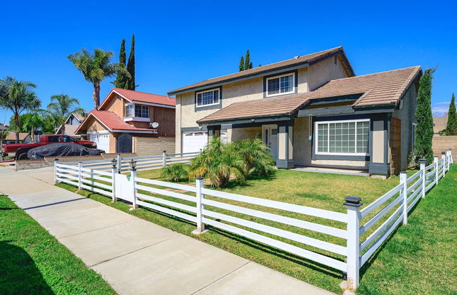 Spacious Family Retreat w Garden Modern Comfort - Photo 9