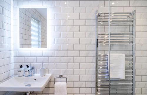 Cozy 3 Bedroom Terrace Cottage in Epsom - Photo 13