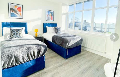 The Felix Apartments - 3 Bedrooms - FREE Parking - Close to train station - Photo 25