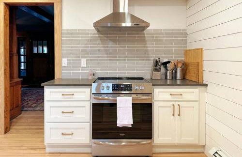 Spacious Arts Crafts Village Home Perfect Summer Base Near Trails Events - Foto 13