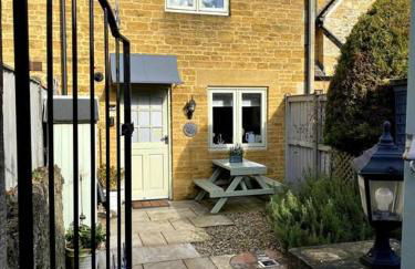 Historic Cotswold Chic Style for UK staycation - Photo 10