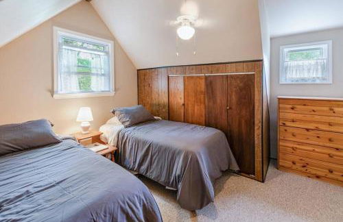 Lakefront with Lots of Light and Private Dock Access - Foto 37