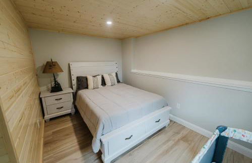 NEW! Modern Getaway - Hot Tub l Fire Pit l Pool table - Foto 34