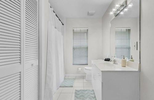 Spacious 3 Bed 3 Bath Pool Home in Naples - Photo 15