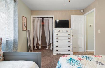 Beach access close to Walmart, Bowling,skating and Game room - Photo 61