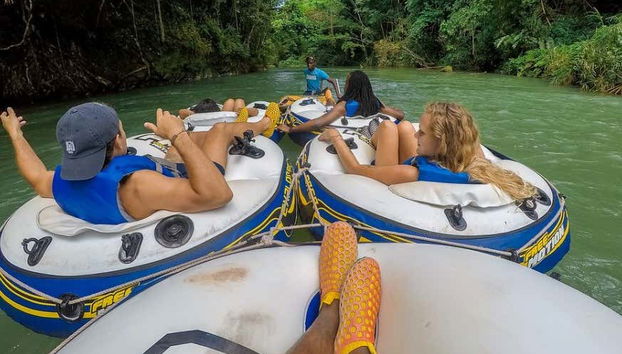 Disfrutando del tubing por el río