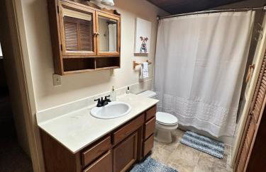 Medford Home And 2 Condos With Pool - Photo 34