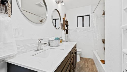 Lakefront, Private dock, ensuite-unit, King bed, Free EV charger, Boat Friendly - Foto 3