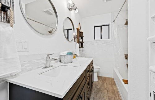 Lakefront, Private dock, ensuite-unit, King bed, Free EV charger, Boat Friendly - Foto 3